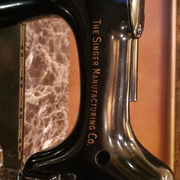 Antique Singer Sewing Machine, Featherwieght Model,  EXCELLENT CONDITION! - Picture 6 of 17